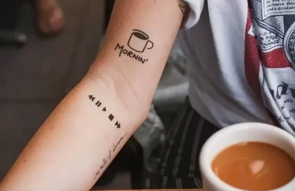 Des tatouages de café pour la Journée de la divination du marc de café – 1er novembre