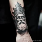 уник тату фото tattoo A miniature but detailed drawing of Santa Claus on the wrist, with an emphasis on his traditional headdress 5_4 13.11.2023 tatufoto.com 49