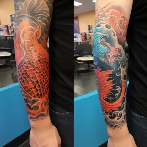 Фото татуировки на рукаве: синий дракон, обвивающийся вокруг волн в японском стиле. Детализированная проработка и насыщенные цвета.