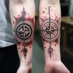 Demonstration of twinned tattoos a compass on one a aaf f ea c ecdbaa _1 031223 tatufoto.com