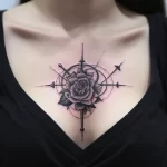 Фото тату: красивая роза вписана в компас, выполненная в технике blackwork на женской груди. Оригинальный рисунок татуировки для девушек.