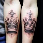Фото парных тату короны на ногах. Черно-серые тона, детализированный рисунок, символическое значение.