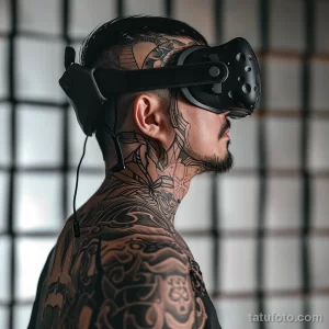 Фото тату: черно-белая татуировка на шее и плече мужчины, носящего VR-гарнитуру. Абстрактный дизайн с элементами киберпанка.