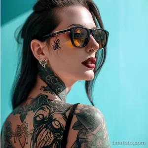 Фото тату: цветная татуировка с изображением девушки в очках и яркими элементами граффити на шее и плече.