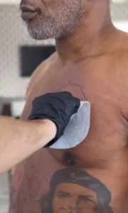 Новая татуировка Майка Тайсона с портретом дочери - фото - 071223 tatufoto.com (2)
