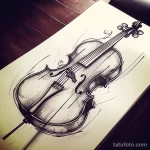 Эскиз татуировки виолончели, выполненный в свободной, схематичной манере. Черно-белый рисунок с использованием штриховки.