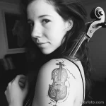 Рисунок тату с виолончелью - The beautiful girl had a unique cello tattoo that to cbce b a bbd fccd _1_2 - 291223 tatufoto.com 155