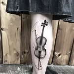 Рисунок тату с виолончелью - The cello tattoo on her calf hinted at her artistic e d fc b dbcce _1 - 291223 tatufoto.com 210