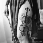 Рисунок тату с виолончелью - The cello tattoo on her thigh peeked out from her fl adf d b cfcfae - 291223 tatufoto.com 245
