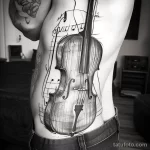 Рисунок тату с виолончелью - The cello tattoo on his ribcage added an element of acc aa fe bcbd fefcb - 291223 tatufoto.com 287