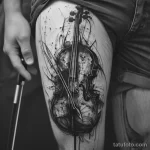 Рисунок тату с виолончелью - The cello tattoo on his thigh peeked out from beneat cabce daa bb ac _1_2_3 - 291223 tatufoto.com 296