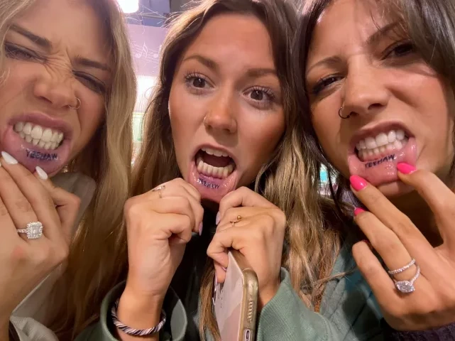 Необычный девичник: Тейлор Даунс и подружки невесты делают татуировки на губе