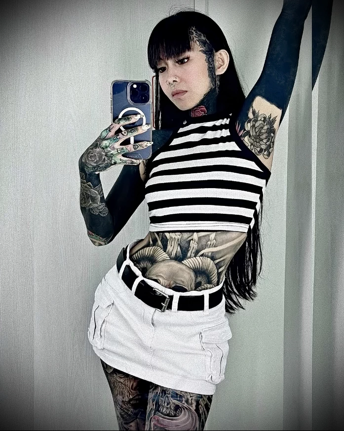 Уайт Касл выбирает модель с татуировками Анжели Анданар 201223 tatufoto.com 001