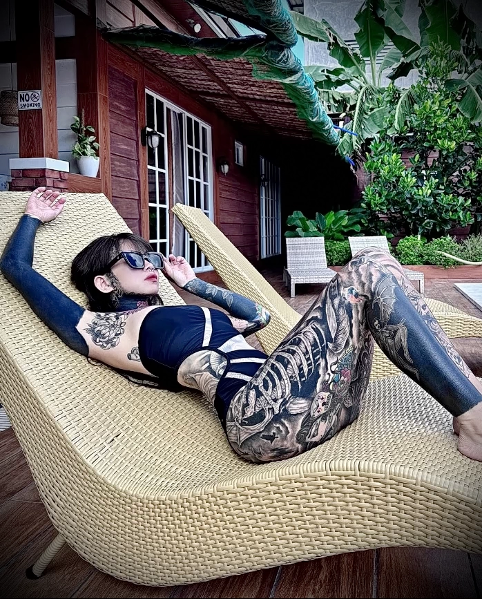 Уайт Касл выбирает модель с татуировками Анжели Анданар 201223 tatufoto.com 003