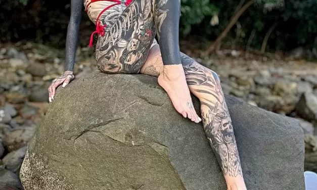 Уайт Касл выбирает модель с тату в качестве девушки для своего календаря