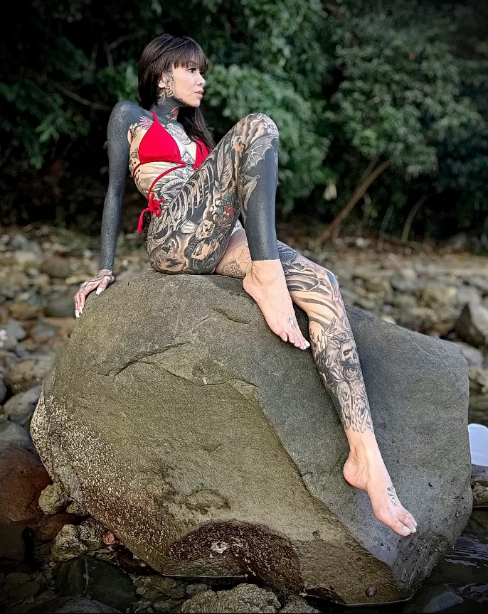 Уайт Касл выбирает модель с татуировками Анжели Анданар 201223 tatufoto.com 010
