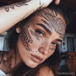 тату на лице - Girl with a bold tribal pattern tattoo on her forehe bfaf b d abde efdcf - 261223 tatufoto.com 065