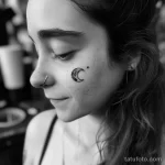 тату на лице - Lady with a small moon tattoo on her forehead sty afda ce e bdcc ccfebebf _1_2 - 261223 tatufoto.com 086