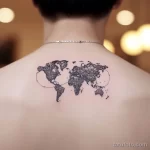 Фото минималистичной татуировки карты мира на спине, выполненной тонкими линиями. Идеальный выбор для тех, кто ценит лаконичность и символизм.