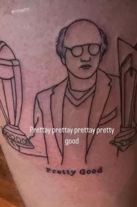 Черно-белая татуировка с портретом Ларри Дэвида из Curb Your Enthusiasm и надписью "Prettay prettay prettay pretty good".