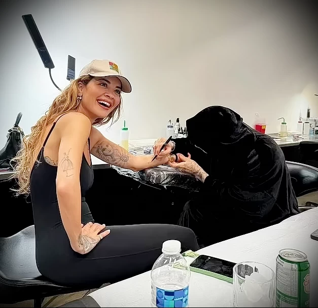 Новый рисунок татуировки Риты Ора со стрелой на руке: факты и фото