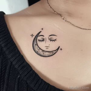 Фото тату: татуировка на груди с изображением женского лица внутри полумесяца, выполненная в технике дотворк. Мистический и женственный дизайн.