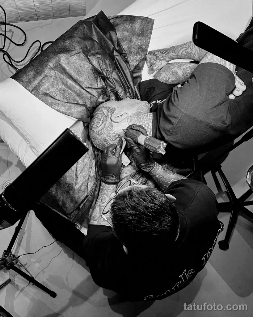 Трэвис Баркер из Blink-182 сделал новую татуировку на голове - фото для tatufoto.com 2