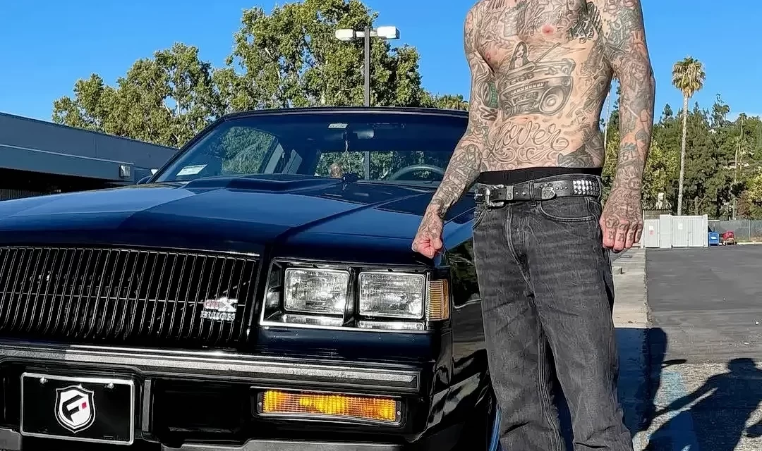 Трэвис Баркер из Blink-182 сделал новую татуировку на голове: факты и фото