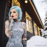 Фото красивой девушкаи с тату в костюме снегурочки - Tattooed woman in a glittery Snow Maiden outfit with eadd ed d aabc - 080124 tatufoto.com 048