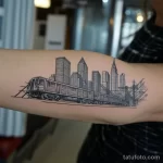 Фото тату про метро - A tattoo that merges a subway train with city skyscr cde a bf addf - 080124 tatufoto.com 006