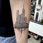 Фото тату про метро - A tattoo that merges a subway train with city skyscr efa a d bfc ceafc - 080124 tatufoto.com 009