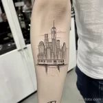 Фото тату про метро - A tattoo that merges a subway train with city skyscr efa a d bfc ceafc _1_2 - 080124 tatufoto.com 011