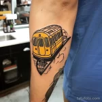 Фото тату про метро - Cartoon style subway car tattoo style raw styli dfcc cbf fa bf efae _1_2 - 080124 tatufoto.com 015