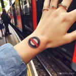 Фото тату про метро - London Underground logo tattoo on wrist style af b bec _1_2 - 080124 tatufoto.com 023