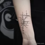 Фото тату про метро - Minimalist tattoo of a subway maps basic route struc bcc d ac cfad - 080124 tatufoto.com 026