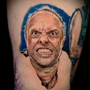 Фото тату с реалистичным портретом Джеймса Хетфилда, вокалиста Metallica, на руке. Выразительное изображение с акцентом на эмоции и детали.