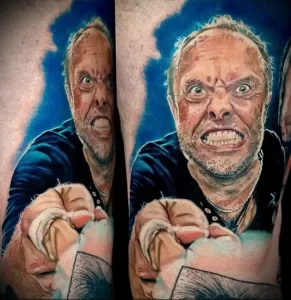 Фото тату с гиперреалистичным портретом Джеймса Хетфилда, вокалиста Metallica, на руке. Выразительное изображение с акцентом на эмоции.