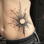 Интимное тату на фото - Abstract sunburst tattoo on the lower belly style cf fa c aa aac _1 - 080224 tatufoto.com 008