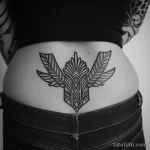 Интимное тату на фото - Art deco pattern tattoo on the lower back style r aa e afb af badef - 080224 tatufoto.com 016