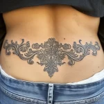 Интимное тату на фото - Baroque pattern tattoo on the lower back style ra bfdda aba facbc _1 - 080224 tatufoto.com 040