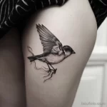 Интимное тату на фото - Bird in flight tattoo on the upper thigh style ra ebbfa d c efcf _1_2_3 - 080224 tatufoto.com 050