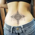 Интимное тату на фото - Bold geometric tattoo on the lower belly style ra daf ff b be dfeef - 080224 tatufoto.com 055