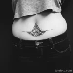 Интимное тату на фото - Bold geometric tattoo on the lower belly style ra daf ff b be dfeef _1 - 080224 tatufoto.com 056