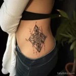 Интимное тату на фото - Diamond shaped tattoo near the pelvic area style ec da ca becc ebfcfd - 080224 tatufoto.com 194