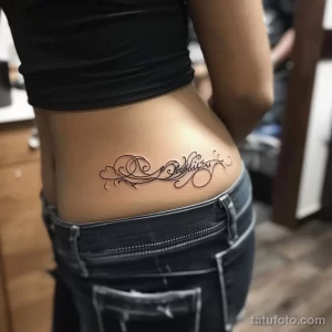 Интимное тату на фото - Elegant script tattoo along the pelvic bone style deac aeb fd a abcdda - 080224 tatufoto.com 213