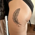 Интимное тату на фото - Feather tattoo along the hip line style raw sty bcd e be a cfe - 080224 tatufoto.com 224