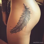Интимное тату на фото - Feather tattoo along the hip line style raw sty eab e a e fafaf _1_2 - 080224 tatufoto.com 230