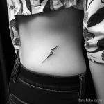 Интимное тату на фото - Lightning bolt tattoo on the lower belly style ra f f b aaaadd - 080224 tatufoto.com 271