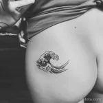 Интимное тату на фото - Minimalist wave tattoo near the bikini line style eedda e eb fa faf - 080224 tatufoto.com 315
