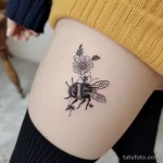 Интимное тату на фото - Small bee tattoo near the pelvic area style raw fad abe e ac efab - 080224 tatufoto.com 360